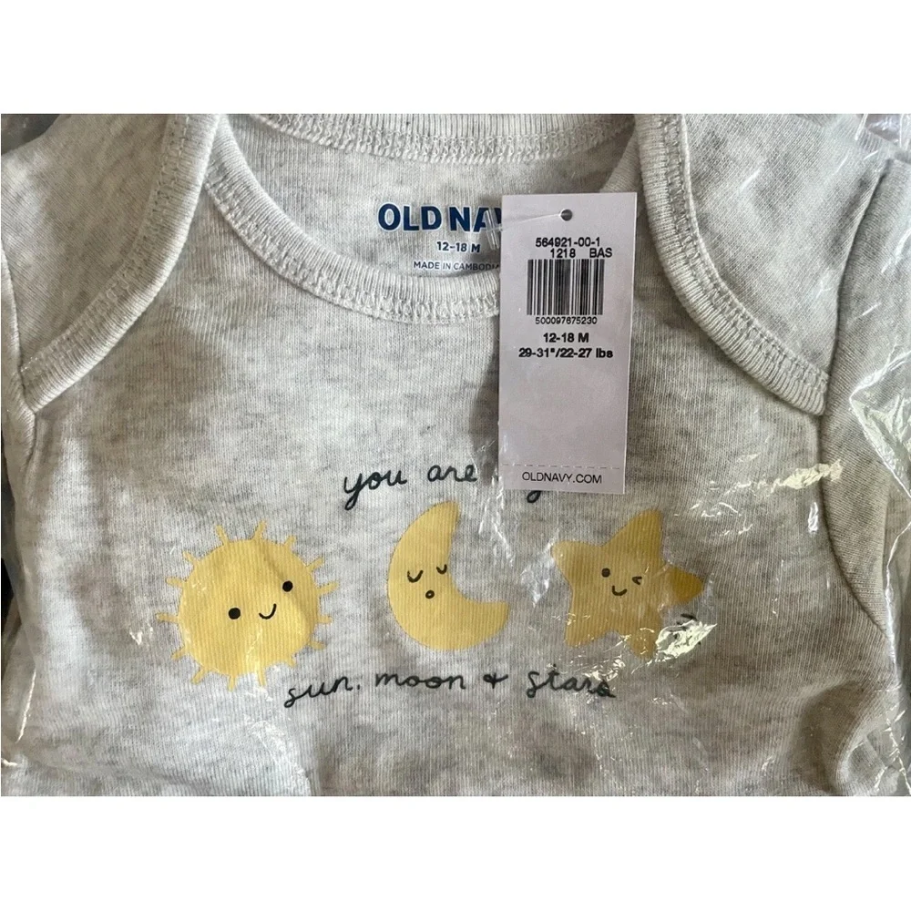 Old Navy Light Gray Baby Bodysuit with Sun, Moon, and Star